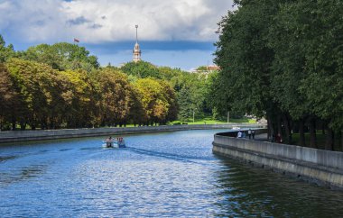 Bulutsuz gökyüzü yeşil çim ve ağaçlar ile Minsk nehrinin merkezinde Güneşli hafta sonu