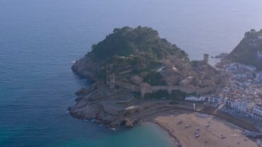 Havadan panorama bir ortaçağ mimarisi inşaat. Kale ve gözetleme kuleleri eski şehir eski bir ortaçağ duvarı ile çevrilidir. Girona eyaleti, Katalonya, İspanya.