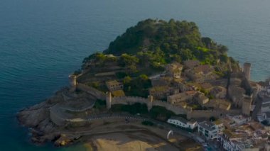 Gün batımında yukarıdan bakın. Tossa de Mar Kalesi ve taş duvarla çevrili eski köyde gün batımının havadan panoraması. Tüm bina ve duvar mükemmel koşullarda. Girona eyaleti, Katalonya, İspanya.