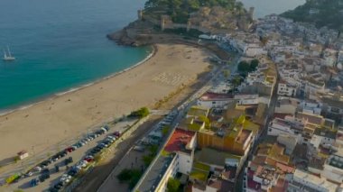 Eski şehrin önünde ki Tossa de Mar'daki turistik lojmanların üzerinde gün batımı. Tepede arka plan olarak eski kale. Costa Brava sahili. Girona eyaleti, Katalonya, İspanya.