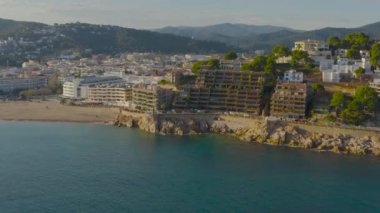 Tossa de Mar denizi önünde otel ve turistik konaklama ile yeni şehir, Girona eyaleti Costa Brava sahil, Katalonya, İspanya.