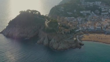 Tossa de Mar dağları, tüm eski şehir ve eski kale kalıntıları etrafında havadan görünümü. Onun güzel plaj ve yeni turistik yapılar da takdir edilmektedir. Girona eyaleti, Katalonya, İspanya.