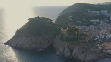 Tossa de Mar. Costa Brava kıyısında Girona kıyısında bazı küçük adalar ile güneşin sonrası Akşam ışığı, Katalonya, İspanya.