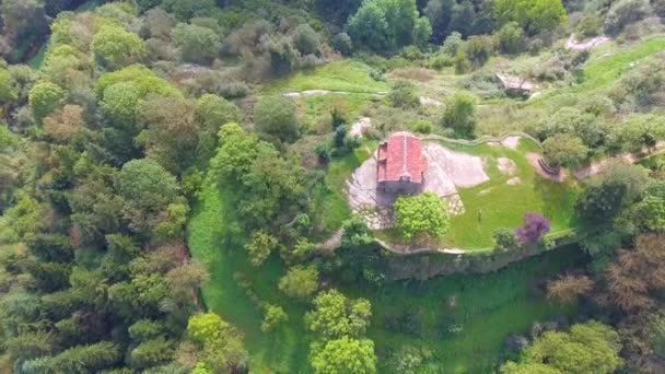 스트림으로 둘러싸인 언덕에 Rupit 중간에 위치한 예배당의 카탈로니아 스페인 — 비디오