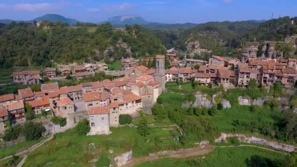 ルピットは スペインのカタルーニャ州コルサカブラのサブリージョンにあるオソナ郡の石で作られた中世の村です 村の古い部分は川の上の狭い尾根の一種に座っていて いくつかの通りは丘を登る — ストック動画