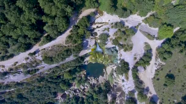 Vista Vertical Cima Bela Cachoeira Perto Rupit Meio Parque Natural — Vídeo de Stock