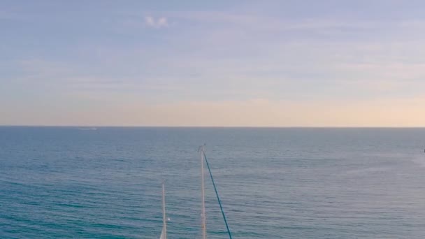 Luftaufnahme Eines Kleinen Französischen Segelbootes Das Mitten Auf Dem Meer — Stockvideo