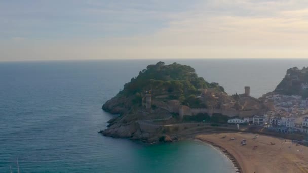 ビーチと3月ジローナ州のトッサ海岸線を見下ろす春の午後の穏やかな海岸の風景 カタルーニャ スペイン — ストック動画