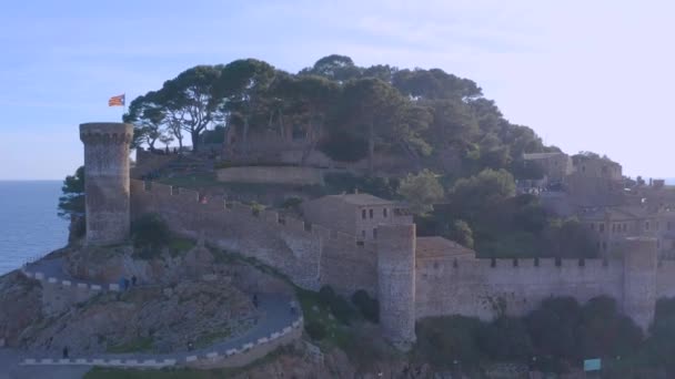 トッサ マール城 要塞の塔のアエリアの景色を望めます 城は地中海の正面の丘の上にあります コスタブラバ海岸 カタルーニャ スペイン — ストック動画