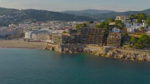 ジローナ州のコスタブラバ海岸 カタルーニャ スペインのトッサ マールの海の前にホテルや観光宿泊施設を持つ新しい町 — ストック動画