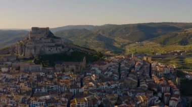 Castellon'daki müstahkem Morella şehrinde gün batımının havadan görünümü. Güneşin son ışınları ortaçağ kalesinin üstüne düşer..