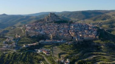 Çayırlardan, Morella köyünü geçerek, tepenin tepesinde bulunan antik Kaleye uçuş. Kale ve kasaba dev bir kaledir. Castellon province, Valencia, İspanya