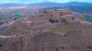 İspanya'nın Katalonya'daki Cardona Kalesi'nin önünde bulutlu bir günde havadan manzara. Barselona yakınlarındaki kale ve Katalonya'nın en önemli lerinden biri.