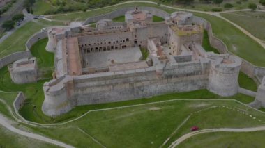 Salses-le-Chateau veya sadece Salses hava manzara Güney Fransa'da Pyrenees-Orientales bölümünde yer almaktadır. Bu Perpignan şehrinkuzeyinde bulunan ve gizli kale ile ünlüdür