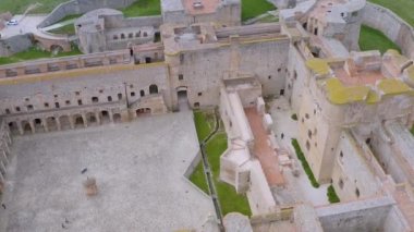Salses Kalesi'nin içinden dışarıdan manzaraya bak. 1497 ve 1504 yılları arasında, Aragon'un Ferdinand Ii emriyle inşa edilmiştir (Katolik olarak da bilinir).). 