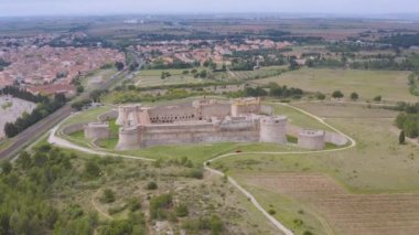 Satış ve Salses le Chateau Kalesi manzarası, Fransa Kültür Bakanlığı tarafından bir anıt olarak listelenmiştir. Salses-le-Chteau tarlaları ve bir arka plan olarak köy.