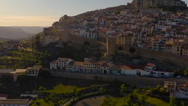 在莫尔拉的日落全景 太阳隐藏在莫莱拉市的山后 教堂和城堡都拥有夕阳的柔和灯光 卡斯特隆省 巴伦西亚 西班牙 — 图库视频影像
