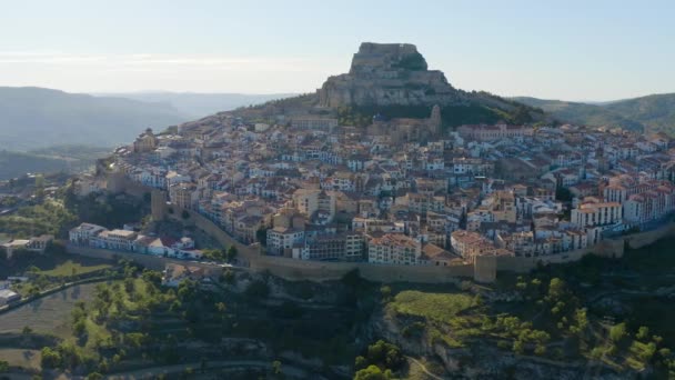 卡斯特隆古城堡周围的鸟瞰图 Morella是一个坚固的城镇 一个中世纪的村庄 建在一座小山上 它被墙包围着 瓦伦西亚 西班牙 — 图库视频影像