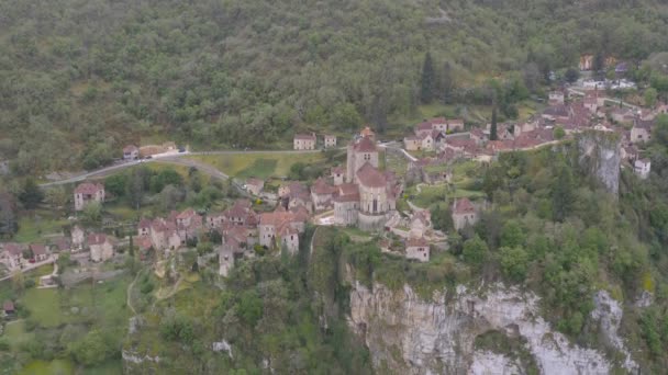 Luftaufnahme Des Mittelalterlichen Dorfes Saint Cirque Lapopie Frankreich Dieses Kleine — Stockvideo