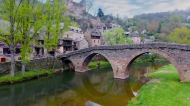 Fransa 'nın başkenti Belcastel' in ortaçağ köyü Aveyron 'daki Aveyron nehri ve eski taş köprüden geçen uçuş..