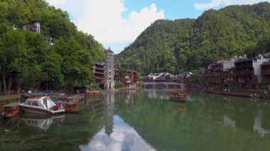 Fenghuang Ülke fenghuang nehri yakınında Eski pagoda, Hunan, Çin
