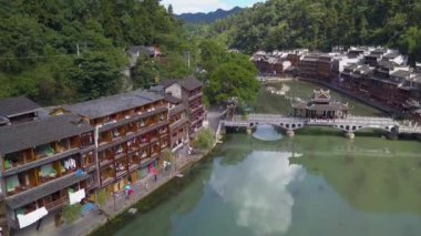 Tuojiang Nehri (Tuo Jiang Nehri) Phoenix Antik Kenti, Çin, Hunan tarafından Wanming Pagoda