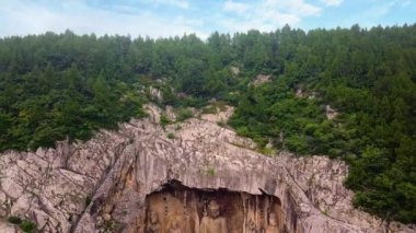 Çin Budist sanatının en güzel örnekleri olan Longmen Mağaraları veya Longmen Mağaraları panoraması. Henan province, Çin.