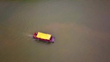Logmen Grottes, Luoyang, Çin önünde nehri geçen tekne