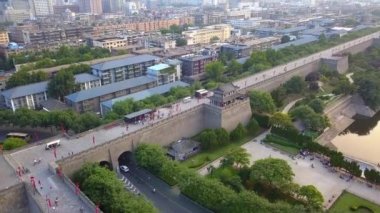 Xi'an Şehir Duvarı'nın havadan görünümü. İnsanlar Şehir Duvarı'nda bisikletle gezerler. Xian, Çin.