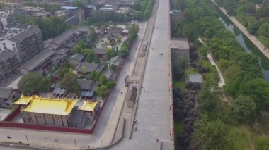 Saf sarı ve altın çatılı Guangren Tapınağı'nın havadan görünümü. Shanxi eyaleti, Xian, Çin