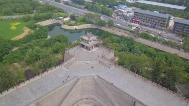 Xi'an Surları eski gözetleme kulesi etrafında havadan görünümü. Xian, Çin