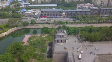 Xi 'an Şehir Duvarı' nın üzerindeki hava manzarası, antik gözetleme kulesi ve eski kale kapıları. Xian, Çin