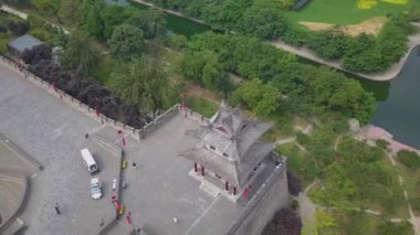 Bahçeleri, duvarları ve gözetleme kuleleriyle Xian şehrinin havadan görünüşü. Xian şehir duvarı. Çin mimarisinin en büyük anıtı. Xian, Çin.