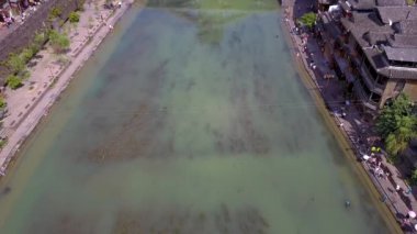 Hunan Fenghuang Town taş köprü geçiş İnsanlar, Çin