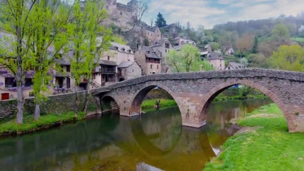 Vuelo Que Cruza Río Aveyron Viejo Puente Piedra Pueblo Medieval — Vídeos de Stock