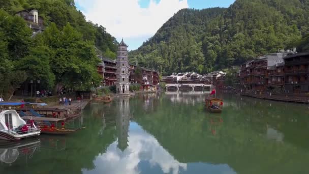 万明塔的鸟瞰图 宝塔在中国湖南凤凰古镇的屯江 中反映出来 凤黄是中国最受欢迎的旅游目的地之一 — 图库视频影像