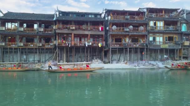 一个人在他的船上 他带游客去凤黄观光 凤凰镇 — 图库视频影像