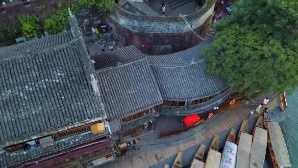 Ancient Tower Nära Från Riverside Gamla Hamnen Med Båtar Fenghuang — Stockvideo