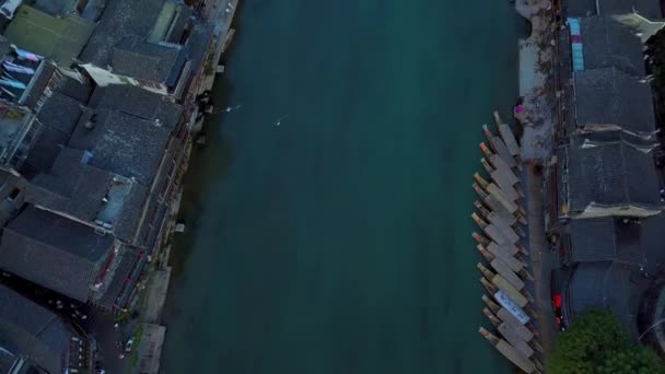 Vista Aérea Río Casas Antiguas Con Azulejos Puente Antiguo Que — Vídeos de Stock