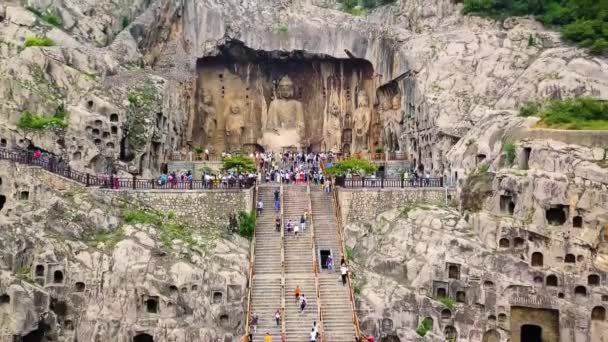 Bezoekers Klimmen Naar Boven Fengxiangsi Grot Bereiken Beste Boeddhistische Kunst — Stockvideo