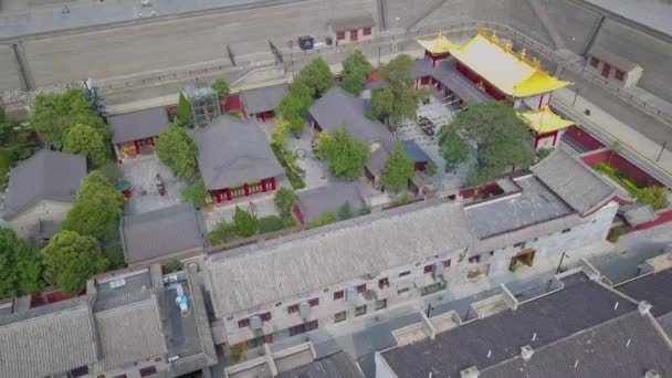 西安古城内广仁寺的鸟瞰图 寺庙被墙壁包围 — 图库视频影像
