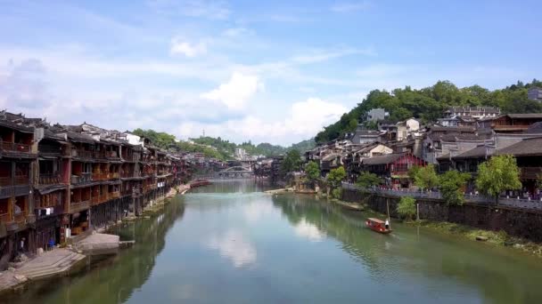 Лодка Парусный Спорт Традиционной Китайской Деревне Fenghuang Реки Хунань Китай — стоковое видео