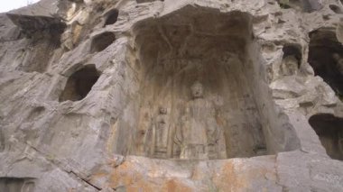 5. yüzyıldan kalma Longmen Mağaraları veya Longmen Mağaraları. Çin'in Henan eyaletindeki Luoyang'da dağın içine oyulmuş binlerce buda heykeli