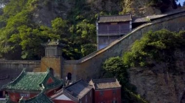 Altın Saray 'ın bulunduğu Tianzhu Tepesi' nin havadan görünüşü Wudang 'ın en yüksek zirvesidir. Wudang Dağı, Hubei ili, Çin.