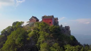 Altın Saray, zekanın ve yaratıcılığın bütünleşmesi, aynı zamanda sanat ve güzelliğin sergilenmesidir. Altın Zirve 'nin tepesinde yer alıyor. Wudang Dağı, Hubei ili, Çin.