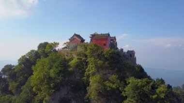 Altın Saray 'ın önündeki hava manzarası. Dağ zirvesinin tepesinde yer alan küçük, güzel ve antik taoist tapınak. Wudangshan Dağları, Hubei ili, Çin.