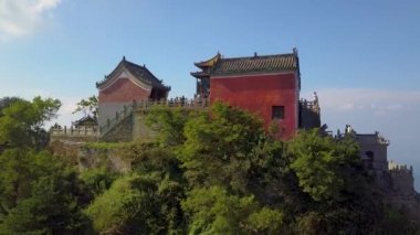 Havadan Taihe Sarayı 'na. Altın Zirve 'nin ana sarayı. Ming Dynasty tarafından yapılan imparatorluk mimarisinin en iyi örneği. 1416 yılında Yongle 'da inşa edildi. Tianzhu Tepesi, Wudangshan Dağları, Hubei ili, Çin.