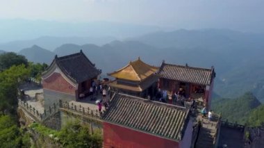 Sarayın ana binasının etrafındaki hava manzarası tepenin üstündeki Altın Saray 'dır. Altın Saray, Yongle Hanedanı 'nın 14. yılında inşa edildi.