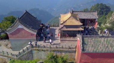 Altın Saray, bakır-döküm altın ve ahşap yapısı olan saray benzeri bir binadır. Tianzhu Tepesi 'ne, Wudang Dağları' na ve tepesindeki antik tapınağa bakıyor. Hubei Bölgesi, Çin.