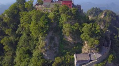 Wudang Dağı 'nın havadan görünüşü Taoizm ve Taihe Sarayı (Altın Saray) ile ünlüdür. Wudangshan, Hubei bölgesi, Çin